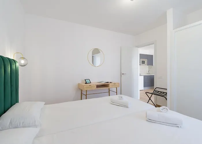 Homeforguest Moderno En 公寓 *